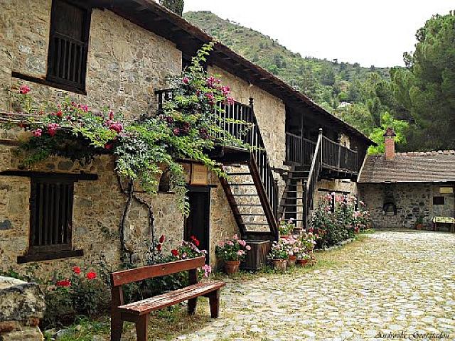 μονη αγιου ιωαννη λαμπαδιστη κύπρος