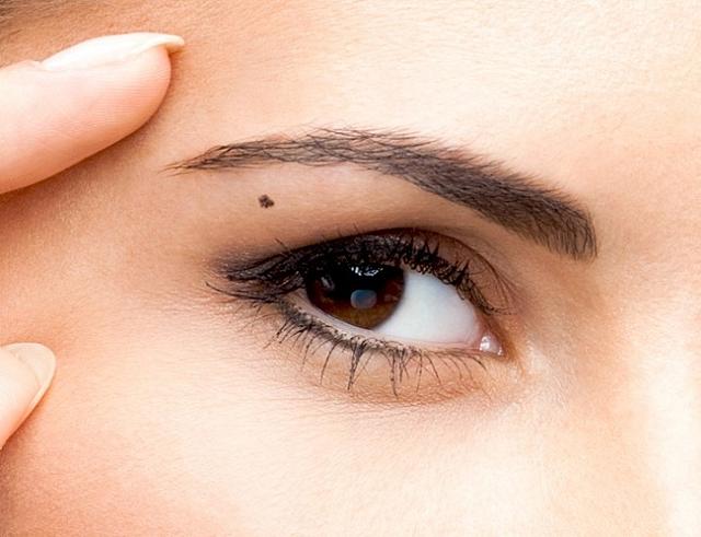 Ελιά κάτω από το φρύδι