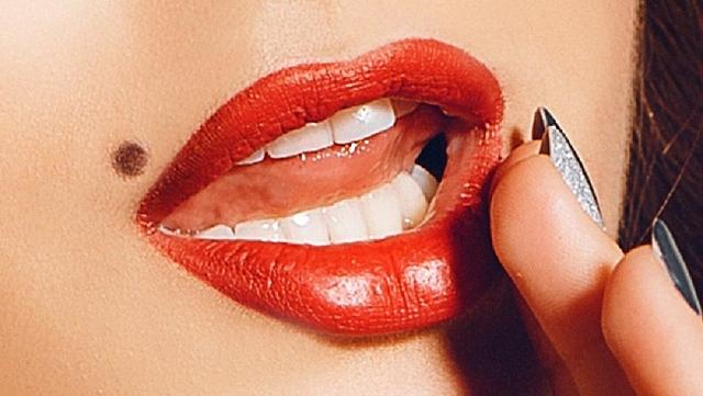 Ελιά πάνω από τα χείλη