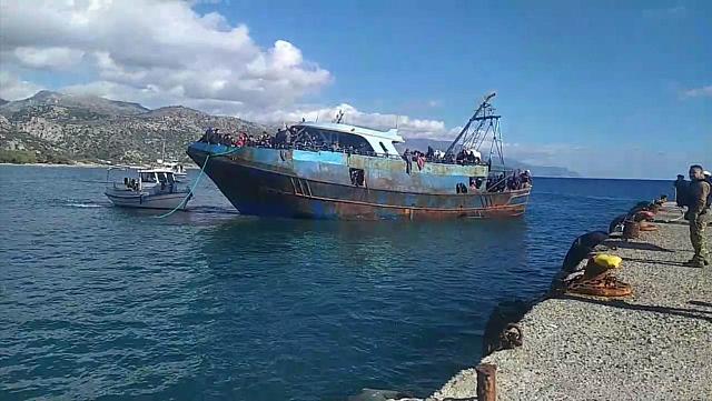 Ρυμουλκήθηκε στο λιμάνι της Παλαιόχωρας το πλοίο με τους μετανάστες