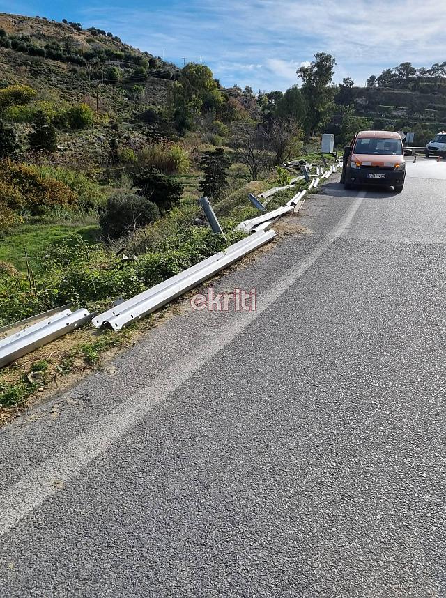 Έφτιαξαν τις προστατευτικές μπάρες στην επαρχιακή οδό