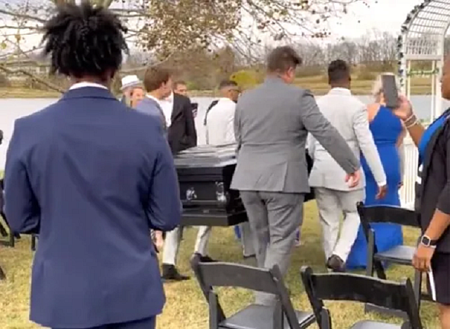 γαμπρος σε φερετρο ηπα