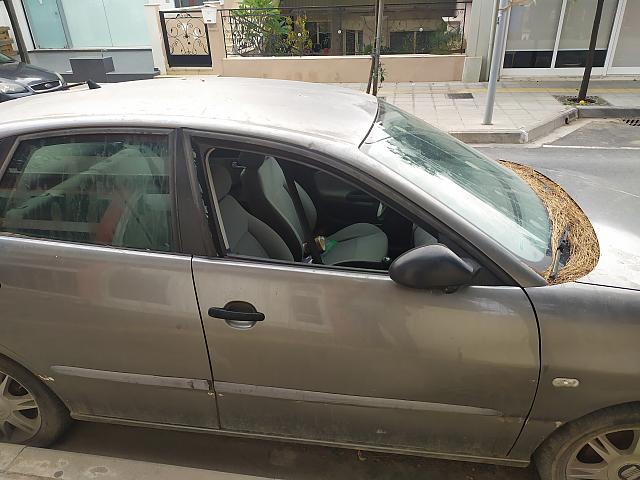 Έχουν εγκαταλείψει ένα αυτοκίνητο έξω από το σπίτι τους