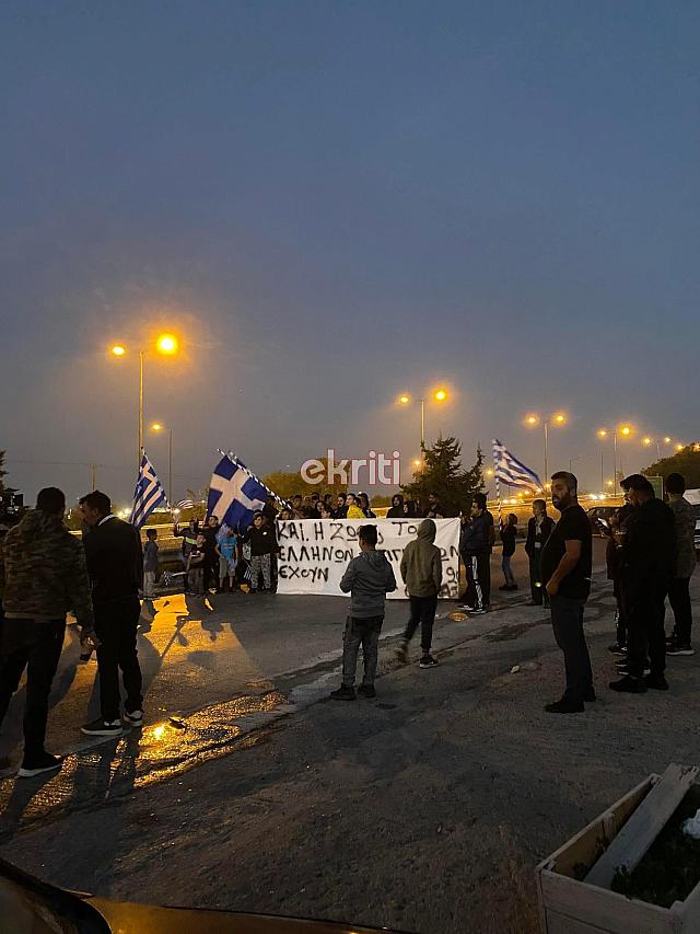 Ηράκλειο: Ρομά απέκλεισαν το δρόμο μπροστά από τον καταυλισμό