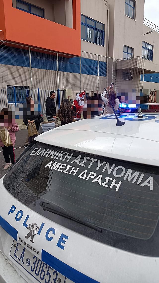 Ηράκλειο: Το ...έλκηθρο χάλασε και ο Άγιος Βασίλης πήγε στο σχολείο με περιπολικό