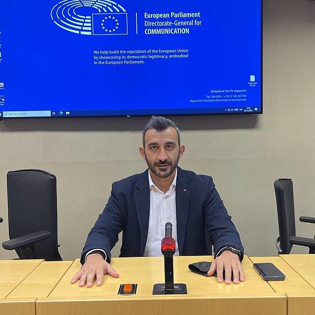 μιχάλης ριζικιανάκης