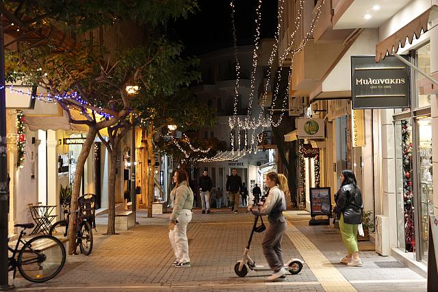 Ηράκλειο: Στολισμένη σαν ...βγαλμένη από παραμύθι η πόλη ετοιμάζεται για τα Χριστούγεννα