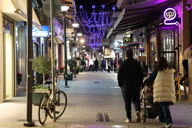 Ηράκλειο: Στολισμένη σαν ...βγαλμένη από παραμύθι η πόλη ετοιμάζεται για τα Χριστούγεννα