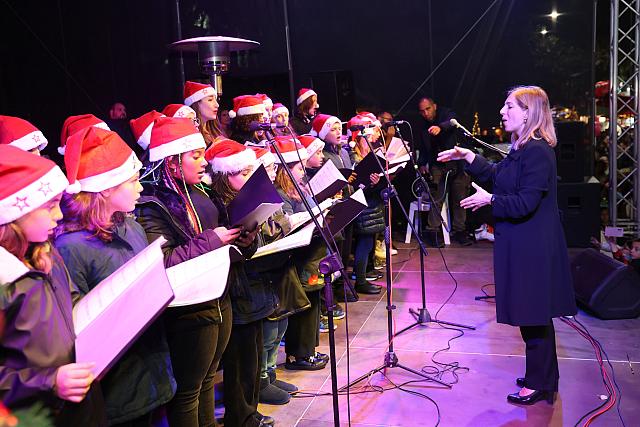 Ηράκλειο: Εντυπωσιακές εκδηλώσεις και φωταγώγηση του Χριστουγεννιάτικου δέντρου