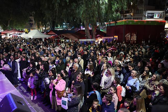 Ηράκλειο: Εντυπωσιακές εκδηλώσεις και φωταγώγηση του Χριστουγεννιάτικου δέντρου