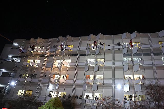 Οι Ιπτάμενοι Αγιοβασίληδες σκόρπισαν χαμόγελα και έδωσαν δώρα σε παιδιά που νοσηλεύονται