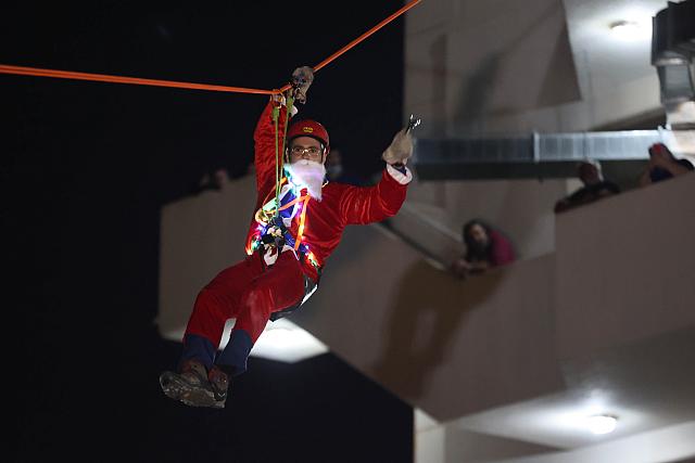 Οι Ιπτάμενοι Αγιοβασίληδες σκόρπισαν χαμόγελα και έδωσαν δώρα σε παιδιά που νοσηλεύονται