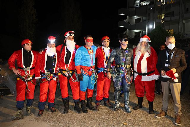 Οι Ιπτάμενοι Αγιοβασίληδες σκόρπισαν χαμόγελα και έδωσαν δώρα σε παιδιά που νοσηλεύονται