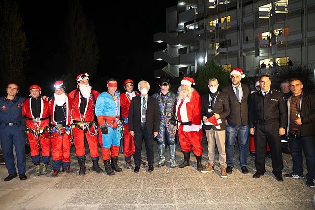 Οι Ιπτάμενοι Αγιοβασίληδες σκόρπισαν χαμόγελα και έδωσαν δώρα σε παιδιά που νοσηλεύονται