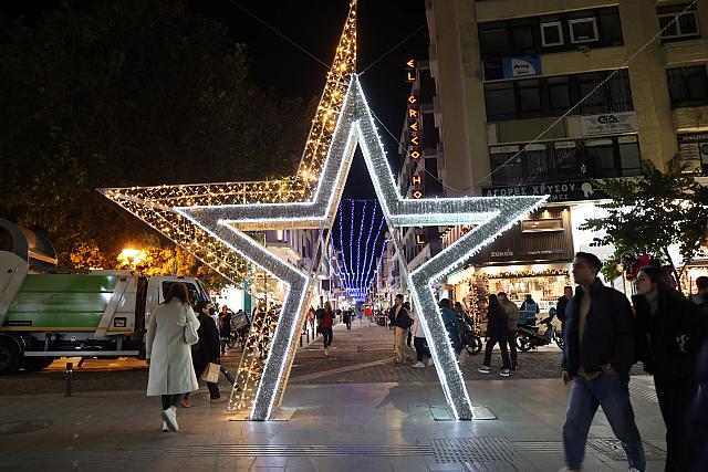 Ηράκλειο: Στολισμένη σαν ...βγαλμένη από παραμύθι η πόλη ετοιμάζεται για τα Χριστούγεννα