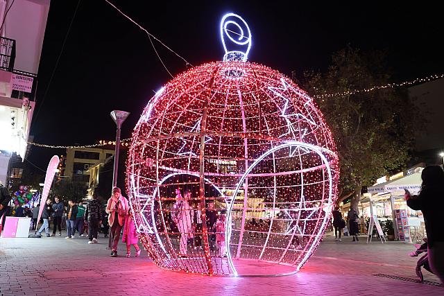 Ηράκλειο: Στολισμένη σαν ...βγαλμένη από παραμύθι η πόλη ετοιμάζεται για τα Χριστούγεννα