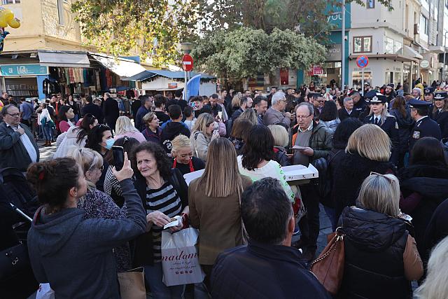 Ηράκλειο: Χαμόγελα, ευχές και τόνωση της αγοράς στα τελευταία ψώνια του έτους