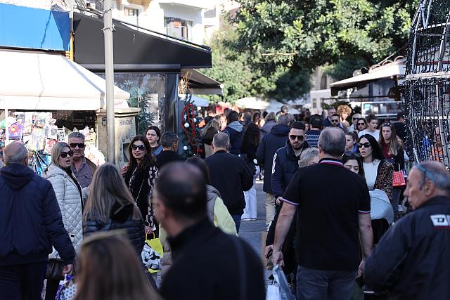 Ηράκλειο: Χαμόγελα, ευχές και τόνωση της αγοράς στα τελευταία ψώνια του έτους