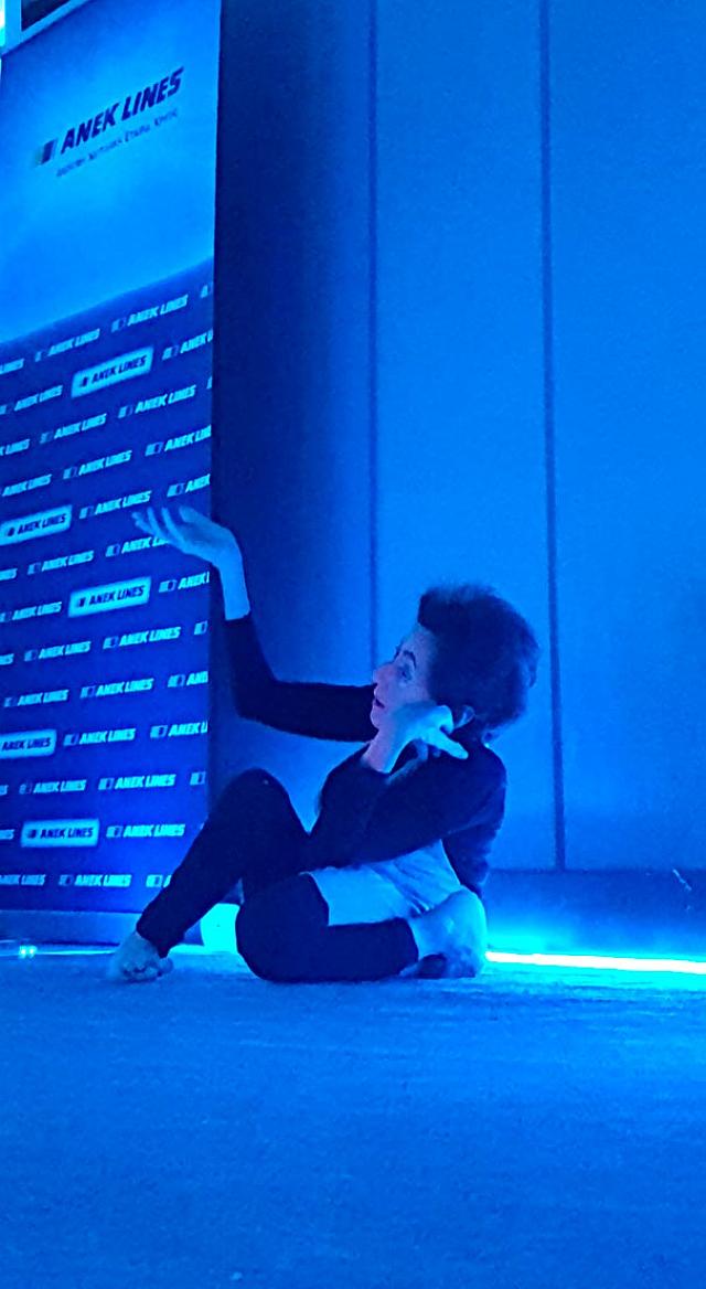 Μέσα από παιχνίδια φωτός, μουσικής & χορού, η καταπληκτική ΑμεΑ καλλιτέχνιδα κα Ειρήνη Μαυροματάκη μετέδωσε ελπίδα και καθήλωσε το κοινό στο συνεδριακό κέντρο της ΑΝΕΚ