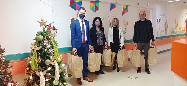 Το ΕΑΚΗ έδωσε δώρα στα παιδιά που νοσηλεύονται στις παιδιατρικές κλινικές των νοσοκομείων