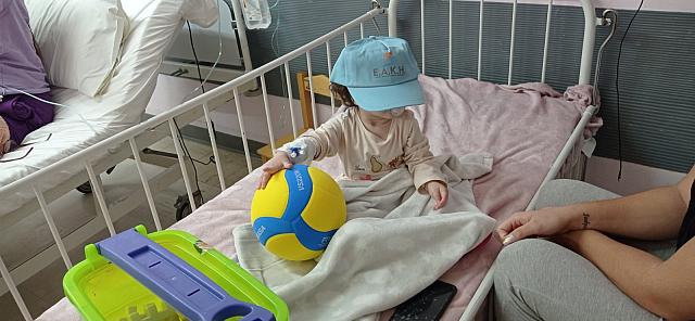 Το ΕΑΚΗ έδωσε δώρα στα παιδιά που νοσηλεύονται στις παιδιατρικές κλινικές των νοσοκομείων