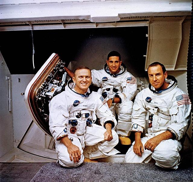 Το πλήρωμα του "Απόλλων 8" που έγινε το πρώτο που μπήκε σε τροχιά γύρω από τη Σελήνη