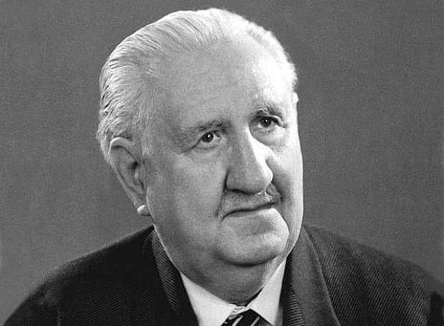 Ο Μανώλης Καλομοίρης