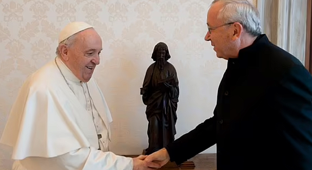 Ο Πάπας Φραγκίσκος σε χειραψία με τον Μάρκο Ιβάν Ρούπνικ 