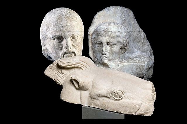 τα τρία θραύσματα από τα Γλυπτά του Παρθενώνα