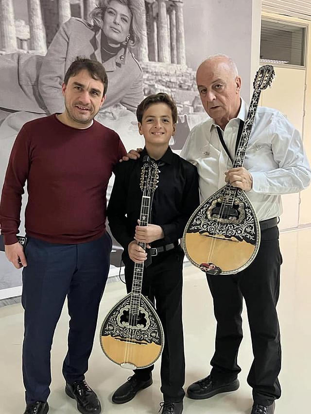 μικροσ μπουζουκι