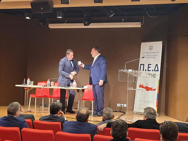 ΠΕΔ Κρήτης: Τα προβλήματα της Αυτοδιοίκησης στον Στέλιο Πέτσα