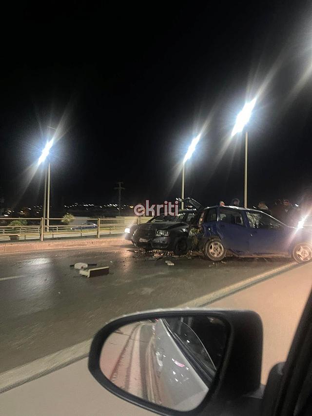 Σφοδρή σύγκρουση αυτοκινήτων