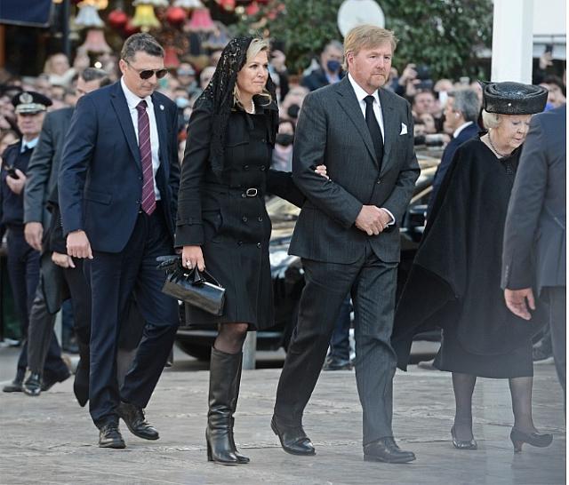 κηδεία τέως