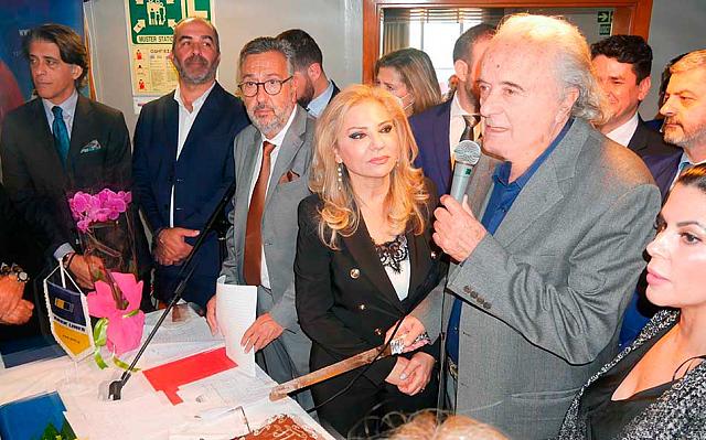 Ο Πρόεδρος της ΑΝΕΚ κος Γιώργος Κατσανεβάκης καλωσορίζοντας τους εκατοντάδες παριστάμενους στο φιλόξενο "ΚΡΗΤΗ ΙΙ". Δεξιά του η Πρόεδρος της «Παγκρητίου» κα Ρένα Βασιλάκη