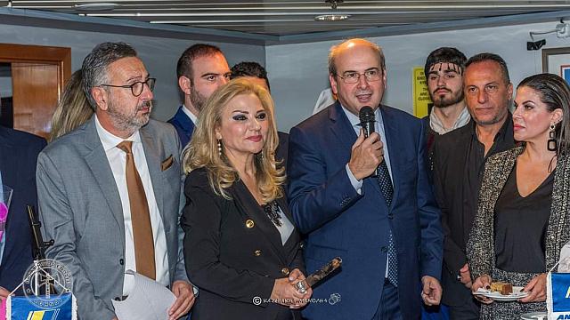 Ο Υπουργός Εργασίας και Κοινωνικών Υποθέσεων, κος Κώστας Χατζηδάκης, ευχόμενος για την νέα χρονιά. Στο κέντρο η Πρόεδρος της «Παγκρητίου» κα Ρένα Βασιλάκη