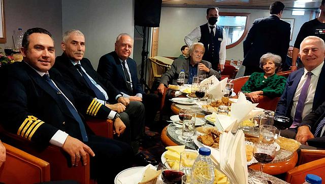 Στιγμές χαλάρωσης κατά την διάρκεια της εκδήλωσης για τον καπετάνιο του «ΚΡΗΤΗ ΙΙ», cpt Μανώλη Σέγκο . Στα αριστερά του διακρίνονται ο Αρχηγός του Λιμενικού, Αντιναύαρχος Γεώργιος Αλεξανδράκης και ο Αρχηγός του ΓΕΝ Αντιναύαρχος Στυλιανός Πετράκης. Στο κέντρο ο Πρόεδρος της ΑΝΕΚ κος Γιώργος Κατσανεβάκης και η σύζυγός του Ζωή. Πρώτος από δεξιά ο κος Ευάγγελος Αποστολάκης πρώην Υπουργός Εθνικής Αμύνης
