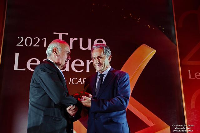 Ο Κωνσταντίνος Αρχοντάκης - Γενικός Διευθυντής Ομίλου Εταιρειών Καράτζη παραλαμβάνει το βραβείο