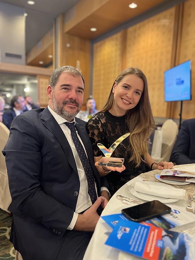 Αντώνης και Γιούλια Καράτζη με το βραβείο