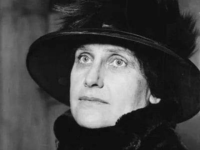 Η Νέλλυ Τέιλου Ρος