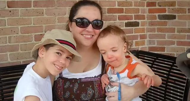 H Joanna με τους δύο γιους της