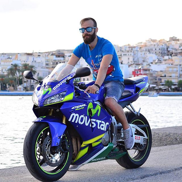 Μάνος Καματερός