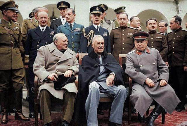 Η διάσκεψη της Γιάλτας. Αριστερά ο Τσώρτσιλ, στη μέση ο Ρούζβελτ και δεξιά ο Στάλιν