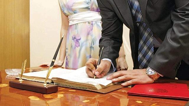 Σαν σήμερα το 1982, καθιερώθηκε στην Ελλάδα ο πολιτικός γάμος, ως ισόκυρος με τον θρησκευτικό