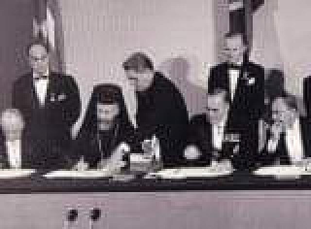 Σαν σήμερα το 1959, υπεγράφη η ανεξαρτησία της Κύπρου, η οποία θα ισχύσει επίσημα την 16η Αυγούστου 1960