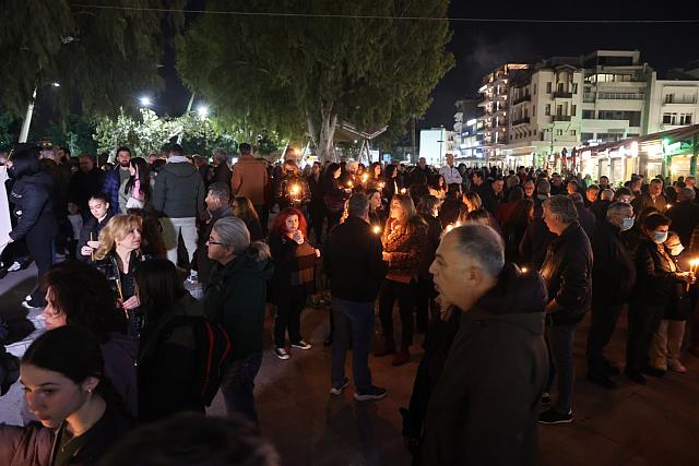 Με ένα κερί και σιωπηροί τίμησαν τα θύματα της τραγωδία στα Τέμπη