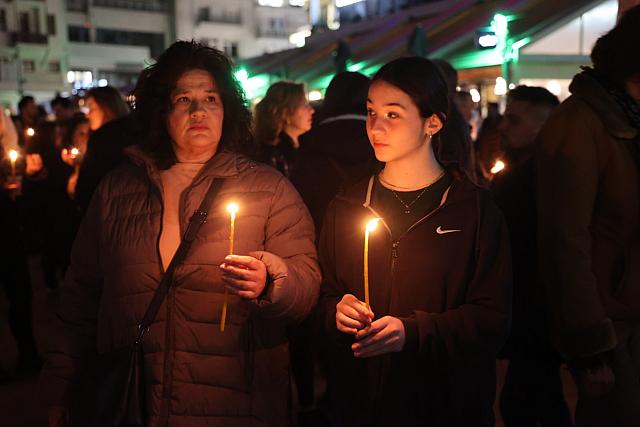 Με ένα κερί και σιωπηροί τίμησαν τα θύματα της τραγωδία στα Τέμπη