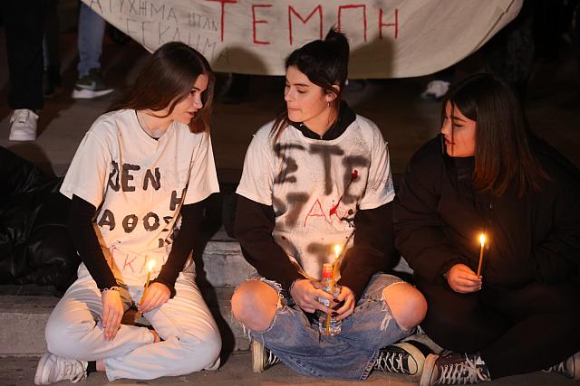 Με ένα κερί και σιωπηροί τίμησαν τα θύματα της τραγωδία στα Τέμπη
