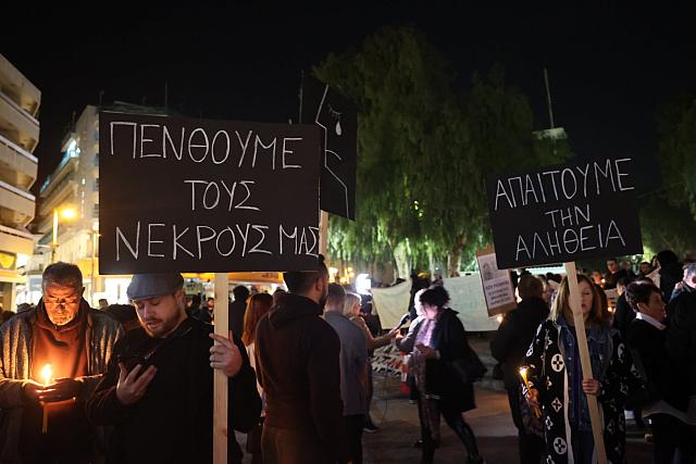 Με ένα κερί και σιωπηροί τίμησαν τα θύματα της τραγωδία στα Τέμπη