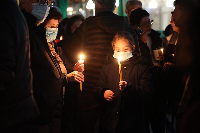 Με ένα κερί και σιωπηροί τίμησαν τα θύματα της τραγωδία στα Τέμπη