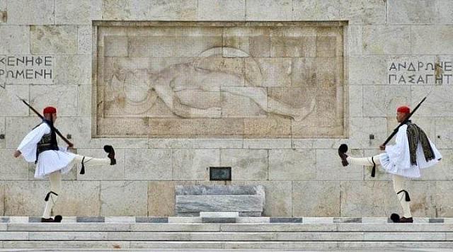 Σαν σήμερα το 1932, έγιναν τα αποκαλυπτήρια του μνημείου του Άγνωστου Στρατιώτη στην Αθήνα